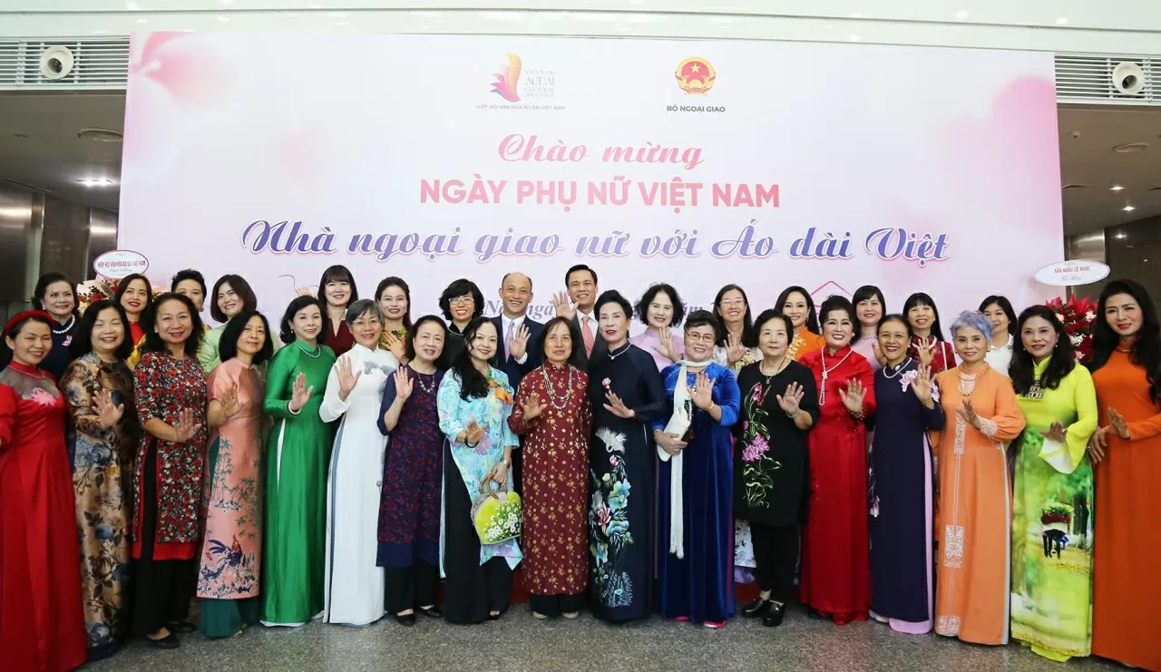 Female diplomats in Vietnamese Ao Dai – Honouring the beauty and cultural identity of Vietnam