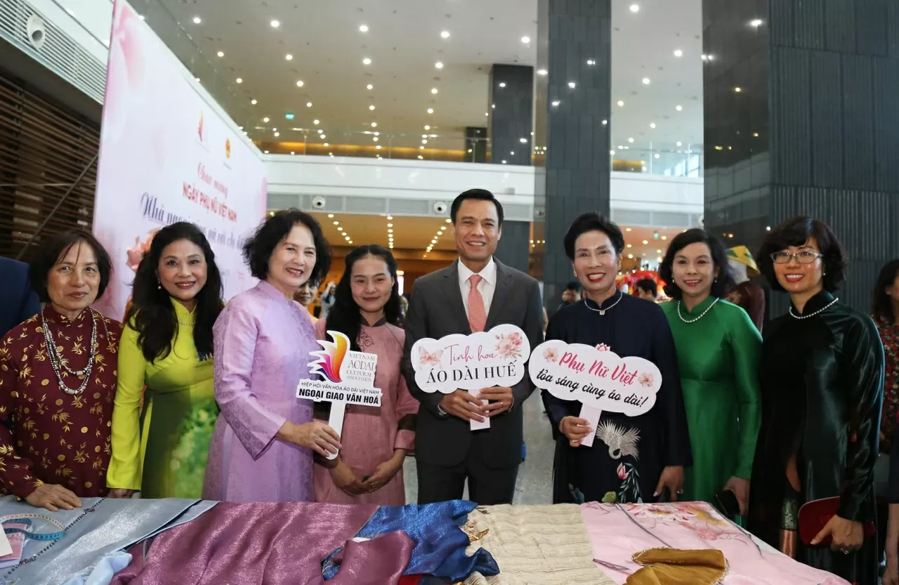 Female diplomats in Vietnamese Ao Dai – Honouring the beauty and cultural identity of Vietnam Female diplomats in Vietnamese Ao Dai – Honouring the beauty and cultural identity of Vietnam