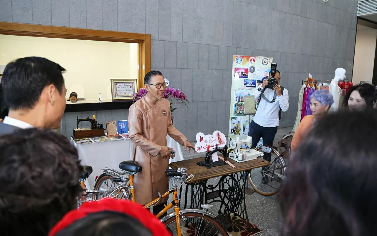 Female diplomats in Vietnamese Ao Dai – Honouring the beauty and cultural identity of Vietnam Female diplomats in Vietnamese Ao Dai – Honouring the beauty and cultural identity of Vietnam