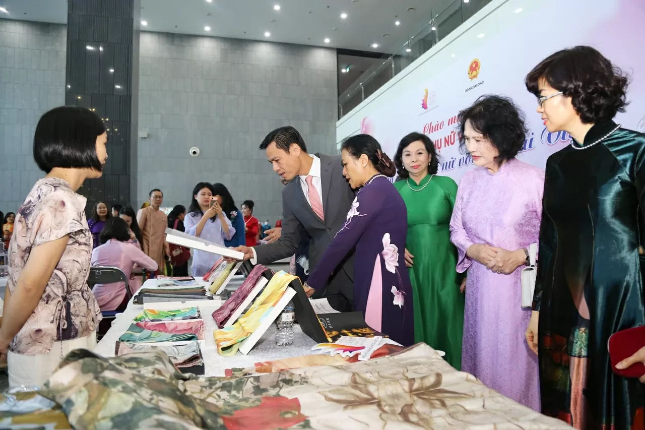 Female diplomats in Vietnamese Ao Dai – Honouring the beauty and cultural identity of Vietnam