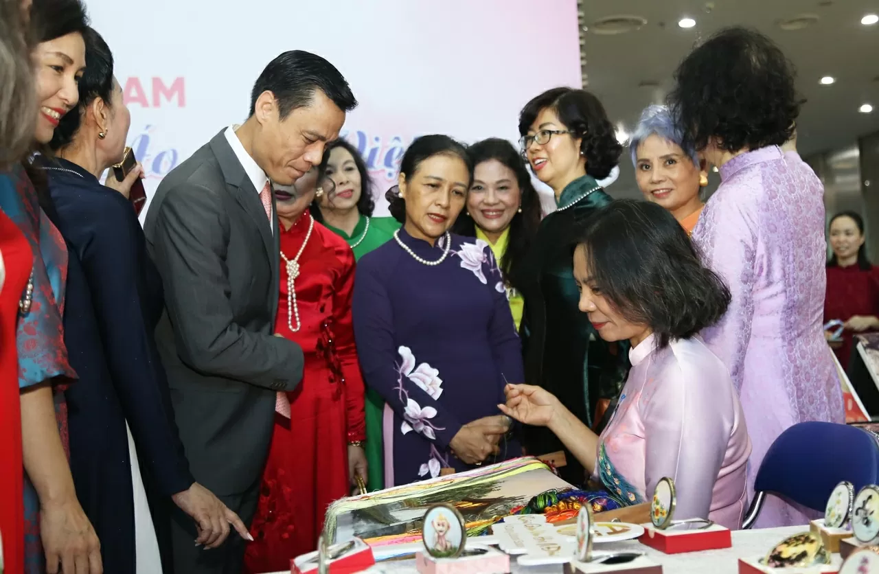 Female diplomats in Vietnamese Ao Dai – Honouring the beauty and cultural identity of Vietnam Female diplomats in Vietnamese Ao Dai – Honouring the beauty and cultural identity of Vietnam