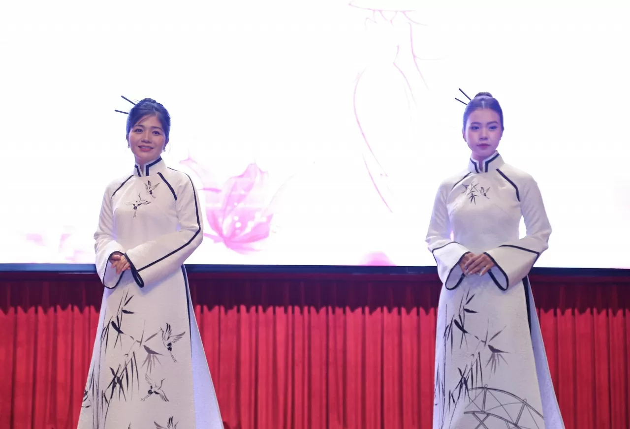 Female diplomats in Vietnamese Ao Dai – Honouring the beauty and cultural identity of Vietnam Female diplomats in Vietnamese Ao Dai – Honouring the beauty and cultural identity of Vietnam