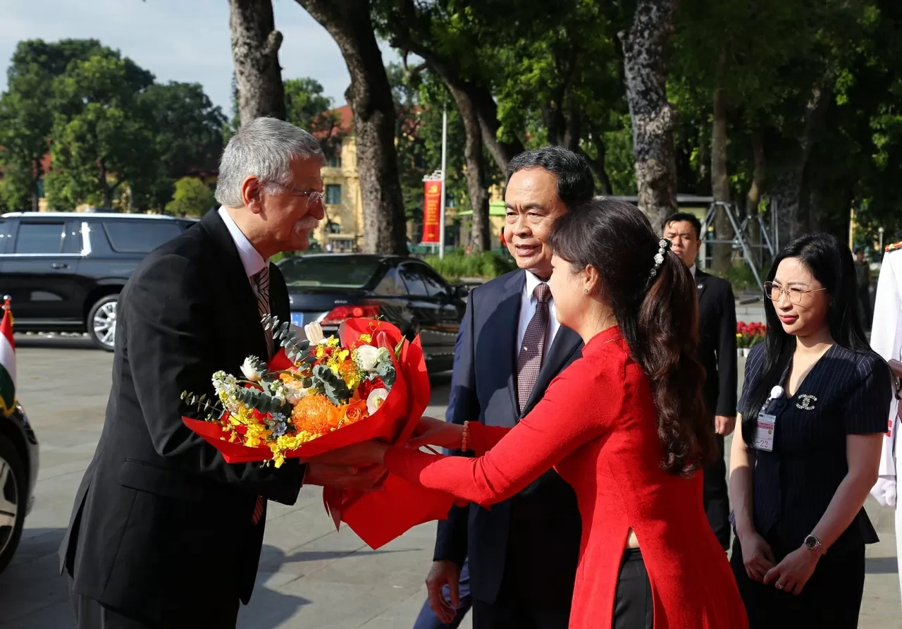 NA Chairman Tran Thanh Man welcomes Hungarian National Assembly Speaker Kover Laszlo in Hanoi