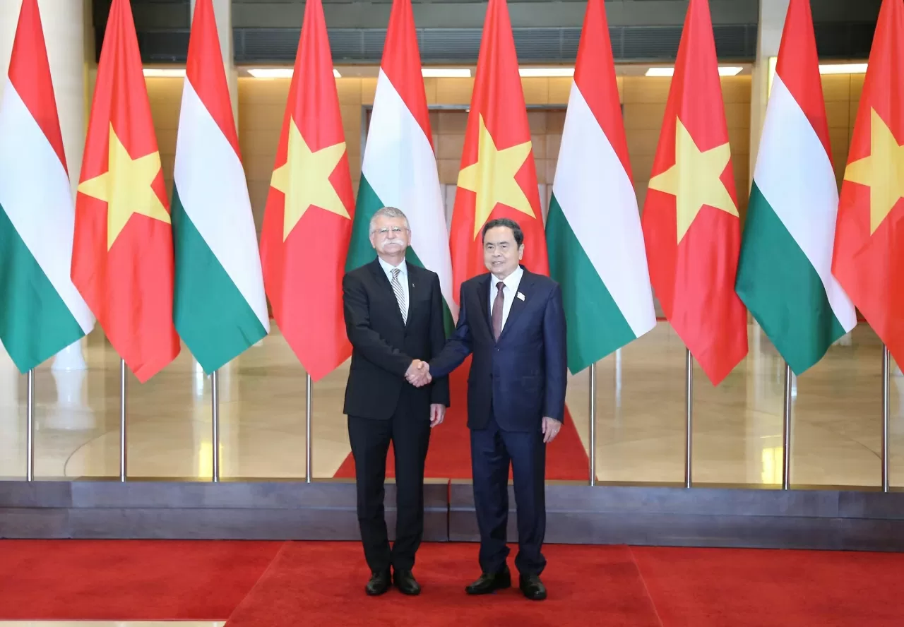 NA Chairman Tran Thanh Man welcomes Hungarian National Assembly Speaker Kover Laszlo in Hanoi