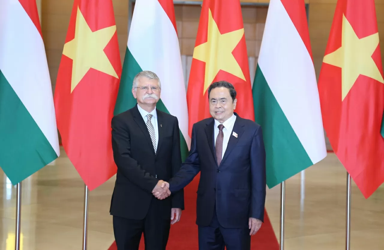 NA Chairman Tran Thanh Man welcomes Hungarian National Assembly Speaker Kover Laszlo in Hanoi