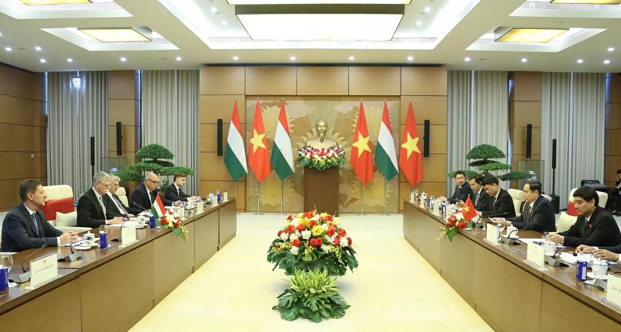 NA Chairman Tran Thanh Man welcomes Hungarian National Assembly Speaker Kover Laszlo in Hanoi
