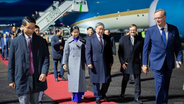 General Secretary To Lam and spouse arrive in Helsinki to begin an official visit to Finland