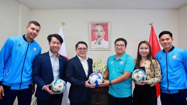 Vietnam Consulate General in Osaka welcomes Nam Dinh Football Club delegation