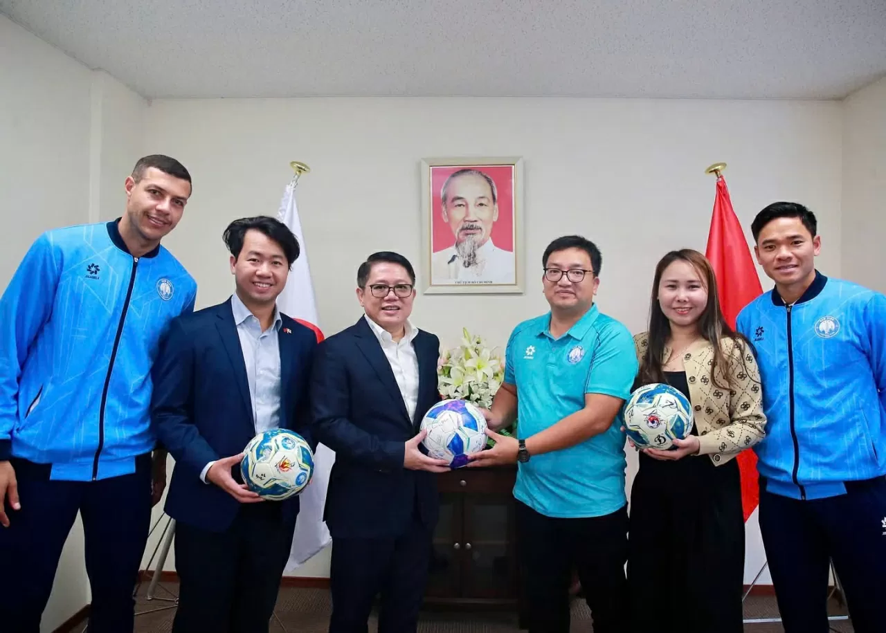 Vietnam Consulate General in Osaka welcomes Nam Dinh Football Club delegation