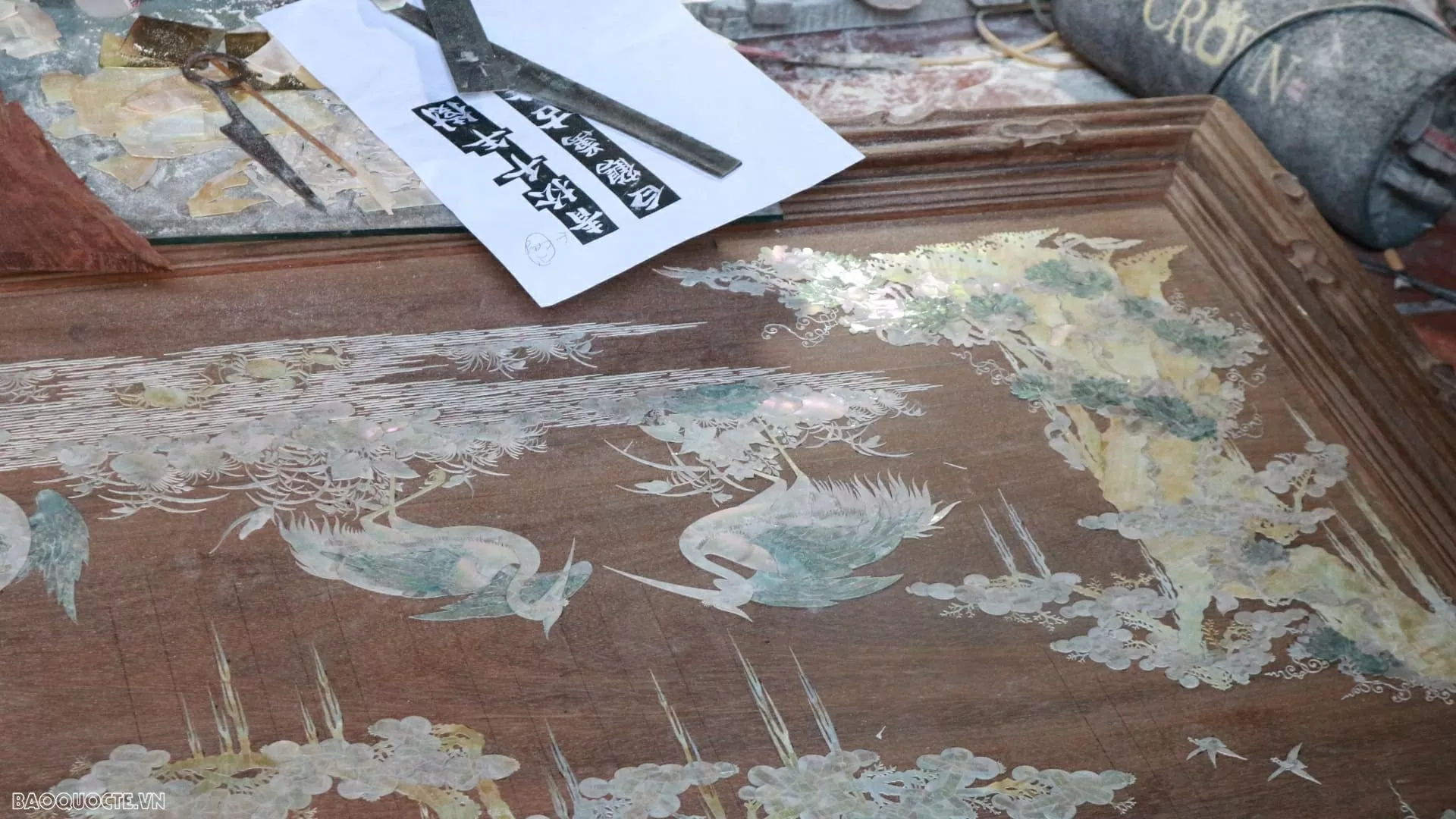 Inlaid dreams - Where tradition glows in modern light