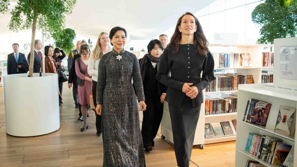 General Secretary's spouse Ngo Phuong Ly donates collection of Vietnamese books to Oodi Library in Finland