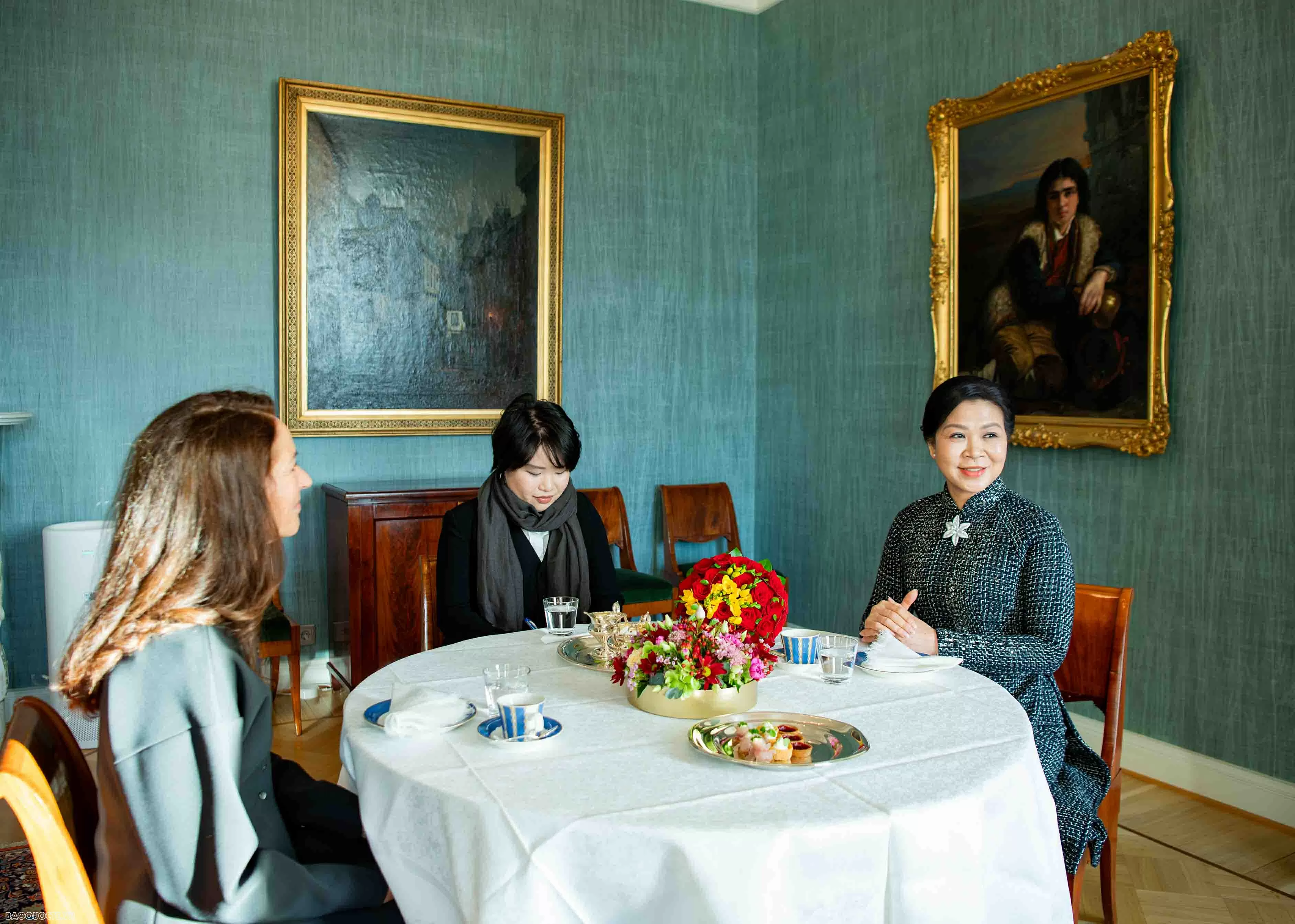 General Secretary's spouse Ngo Phuong Ly donates collection of Vietnamese books to Oodi Library in Finland