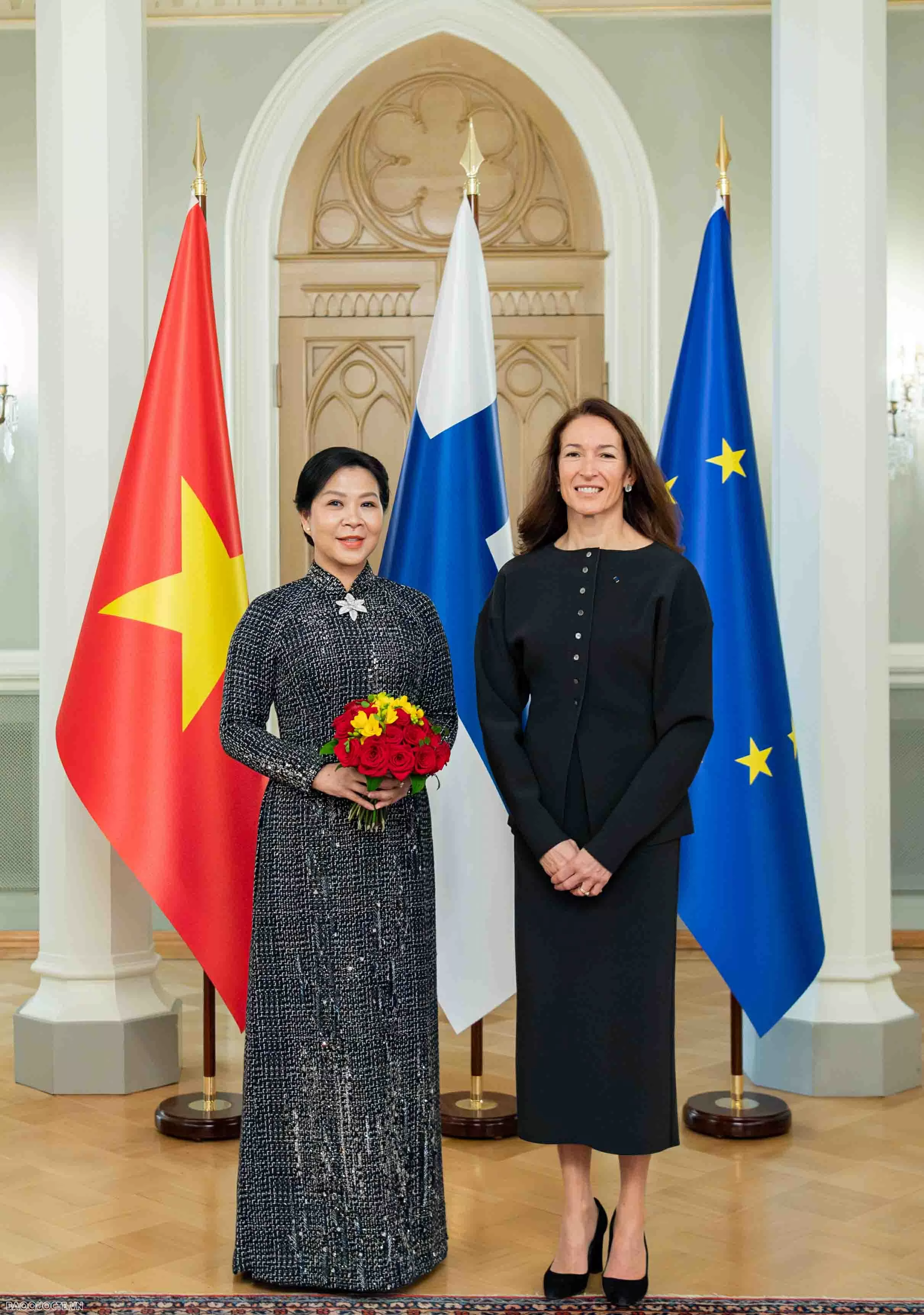 General Secretary's spouse Ngo Phuong Ly donates collection of Vietnamese books to Oodi Library in Finland