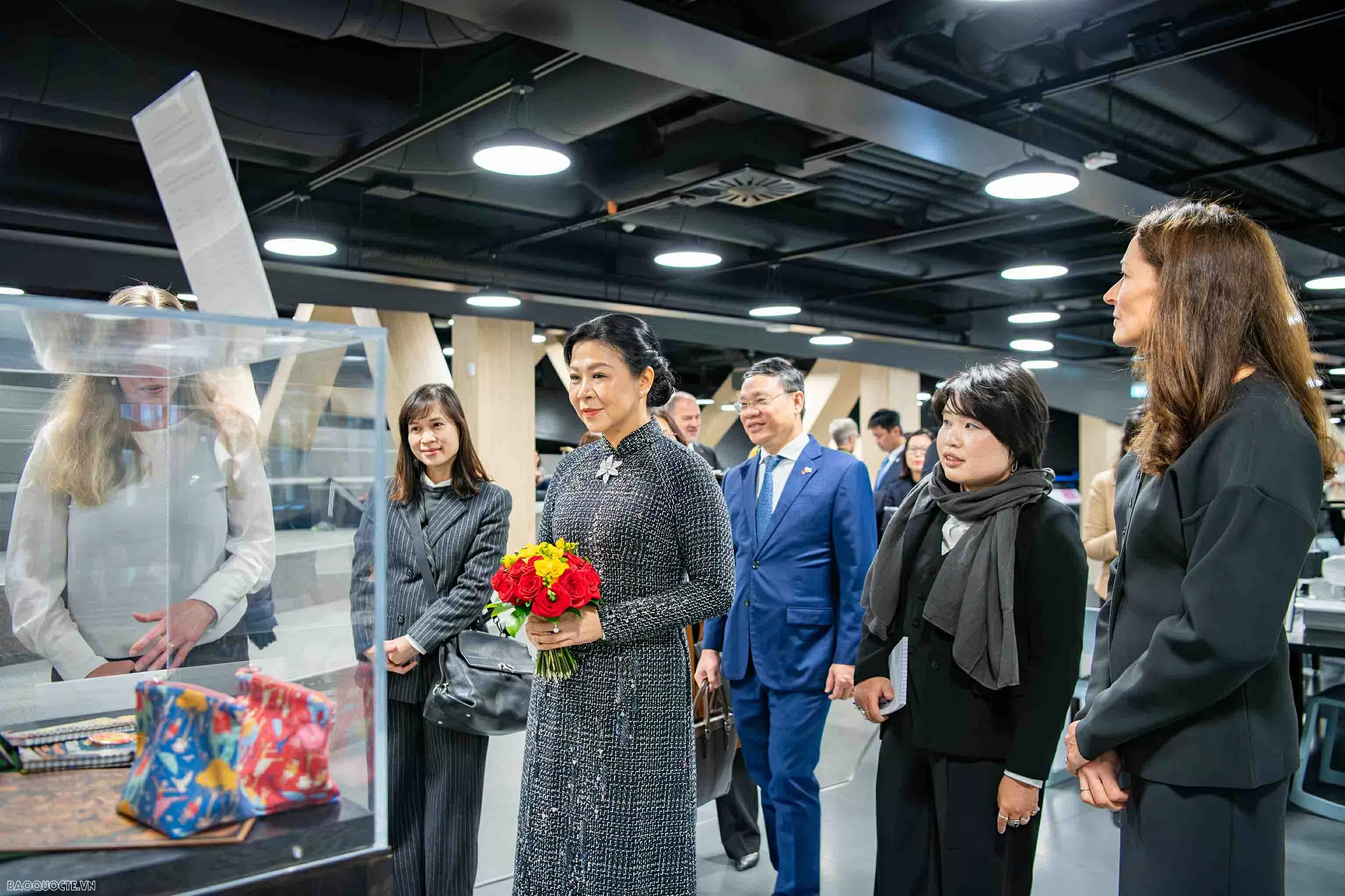 General Secretary's spouse Ngo Phuong Ly donates collection of Vietnamese books to Oodi Library in Finland