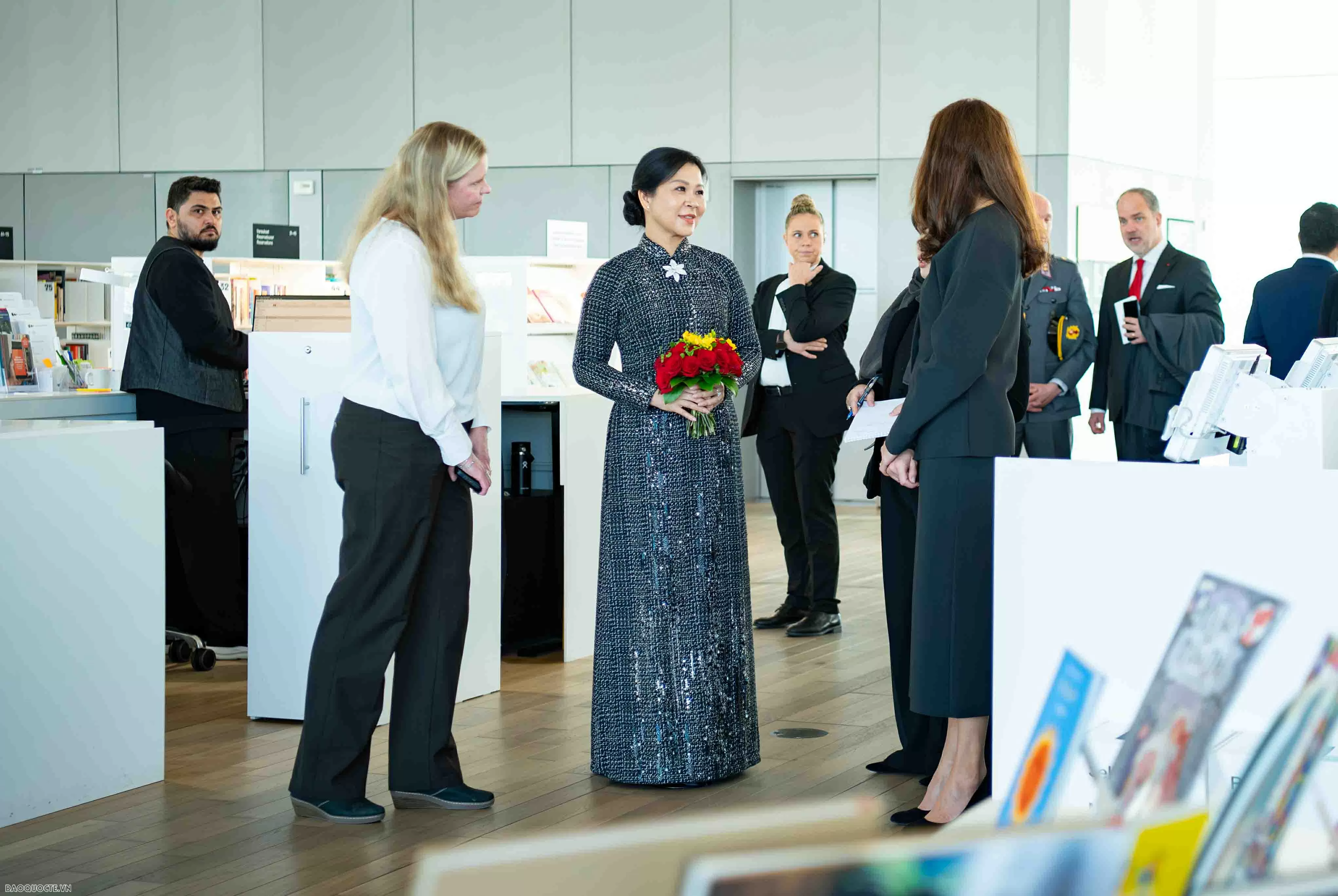 General Secretary's spouse Ngo Phuong Ly donates collection of Vietnamese books to Oodi Library in Finland General Secretary's spouse Ngo Phuong Ly donates collection of Vietnamese books to Oodi Library in Finland