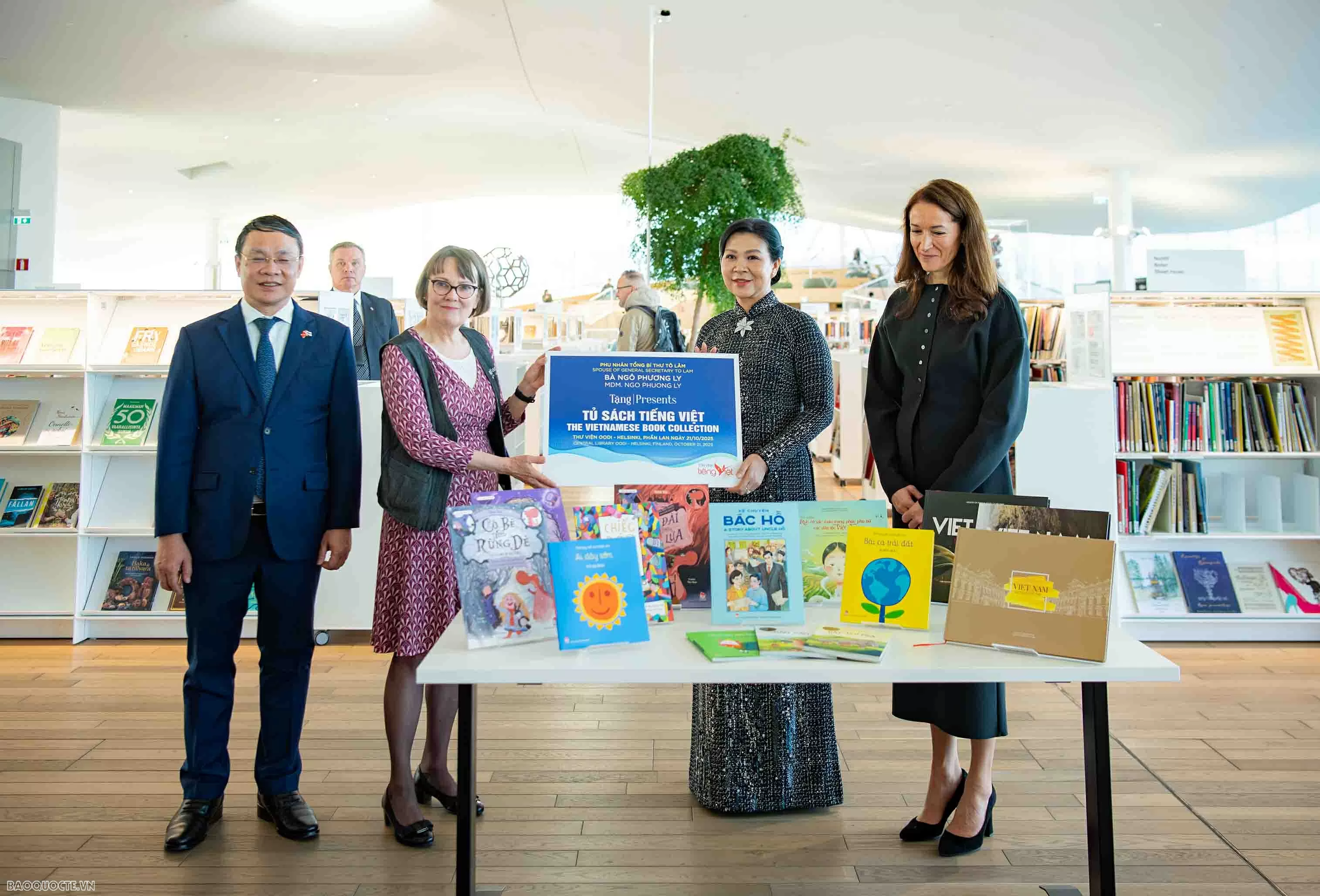 General Secretary's spouse Ngo Phuong Ly donates collection of Vietnamese books to Oodi Library in Finland