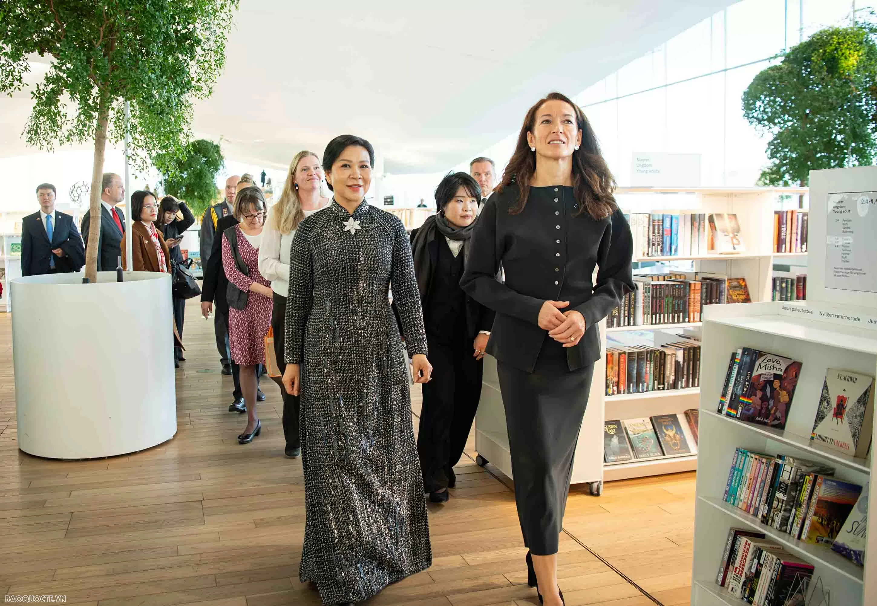 General Secretary's spouse Ngo Phuong Ly donates collection of Vietnamese books to Oodi Library in Finland