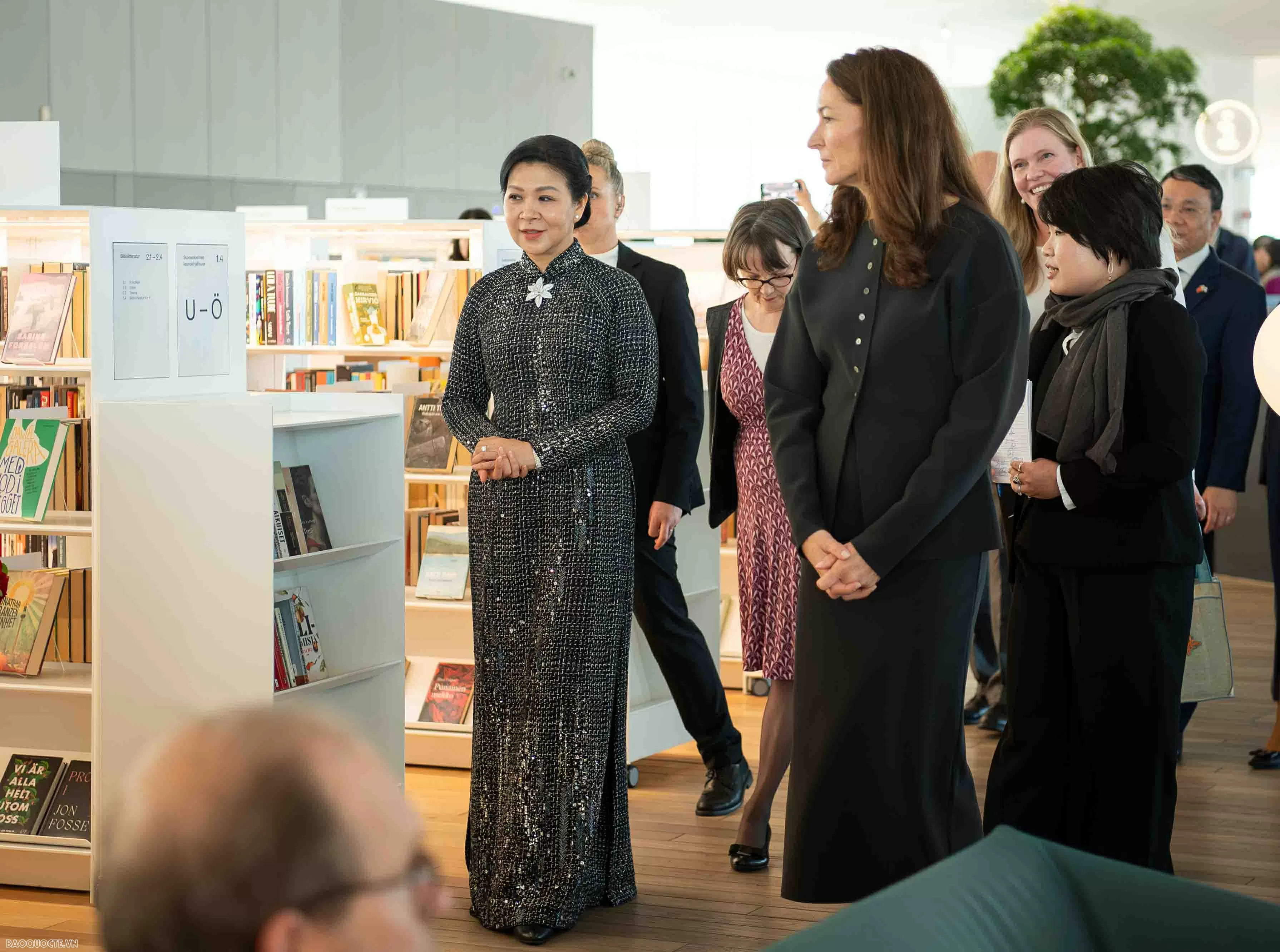General Secretary's spouse Ngo Phuong Ly donates collection of Vietnamese books to Oodi Library in Finland
