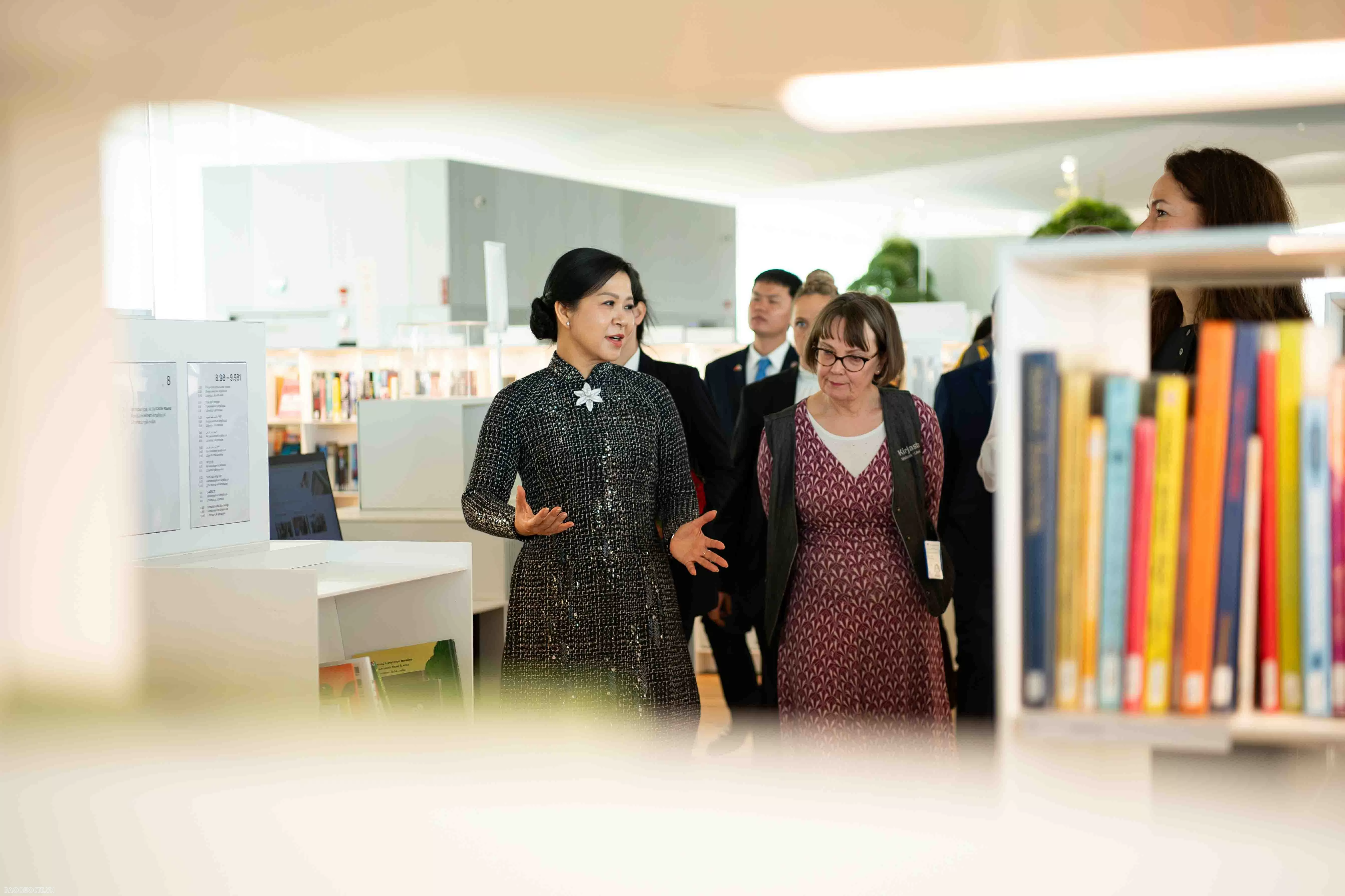 General Secretary's spouse Ngo Phuong Ly donates collection of Vietnamese books to Oodi Library in Finland