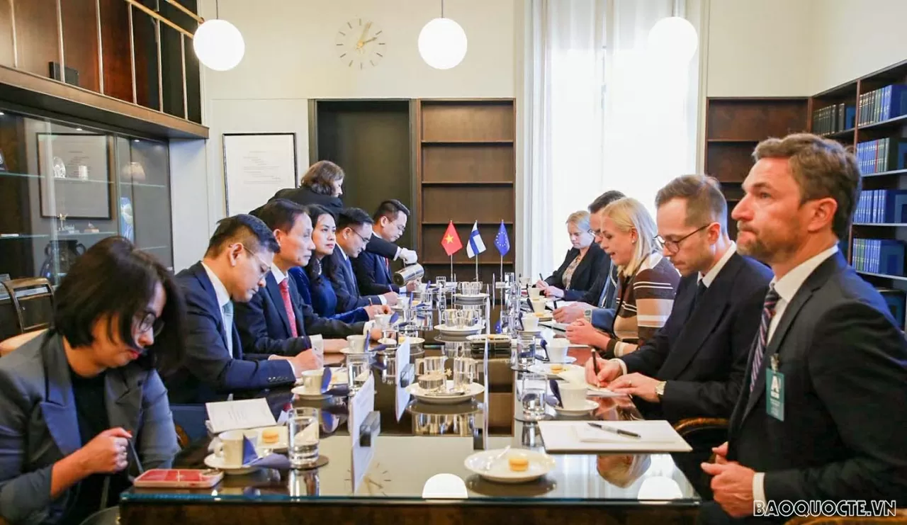 Acting Foreign Minister Le Hoai Trung meets Finnish Foreign Minister Elina Valtonen
