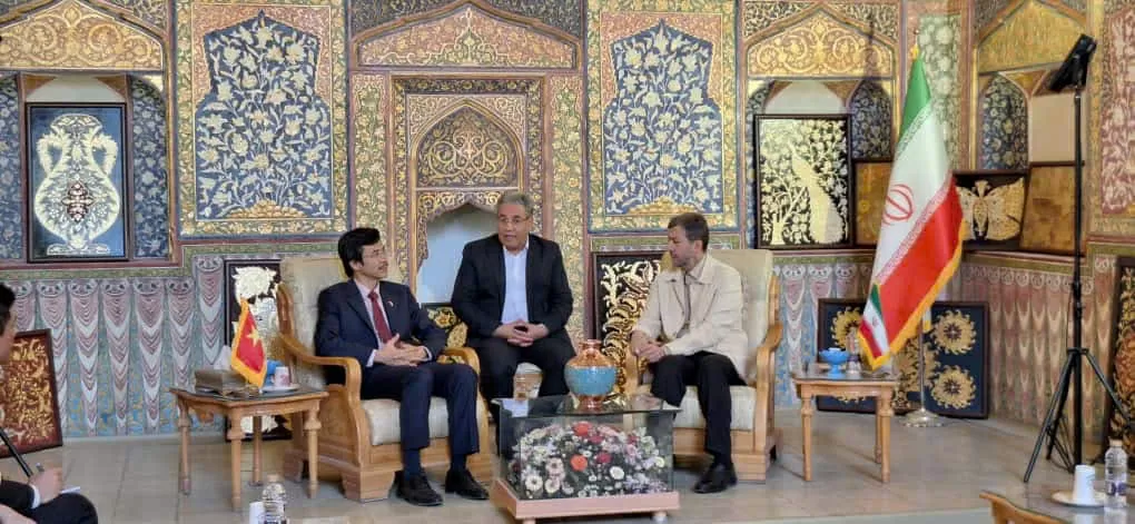 Delegation of Vietnamese Embassy in Iran pays a working visit to Esfahan Province