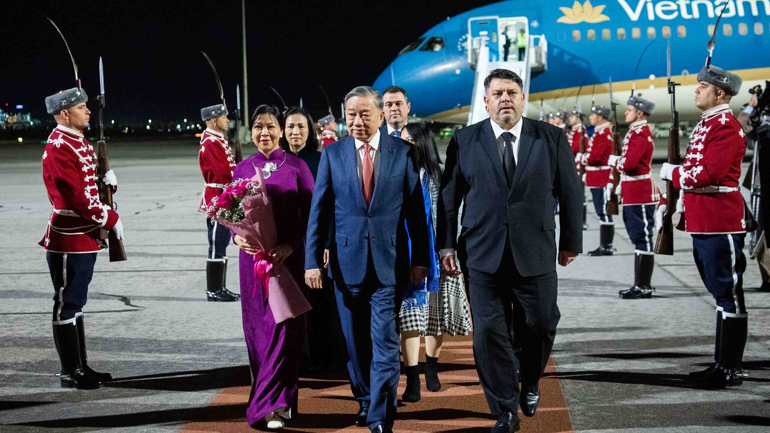 General Secretary To Lam and Spouse arrive in Sofia, beginning official visit to Bulgaria
