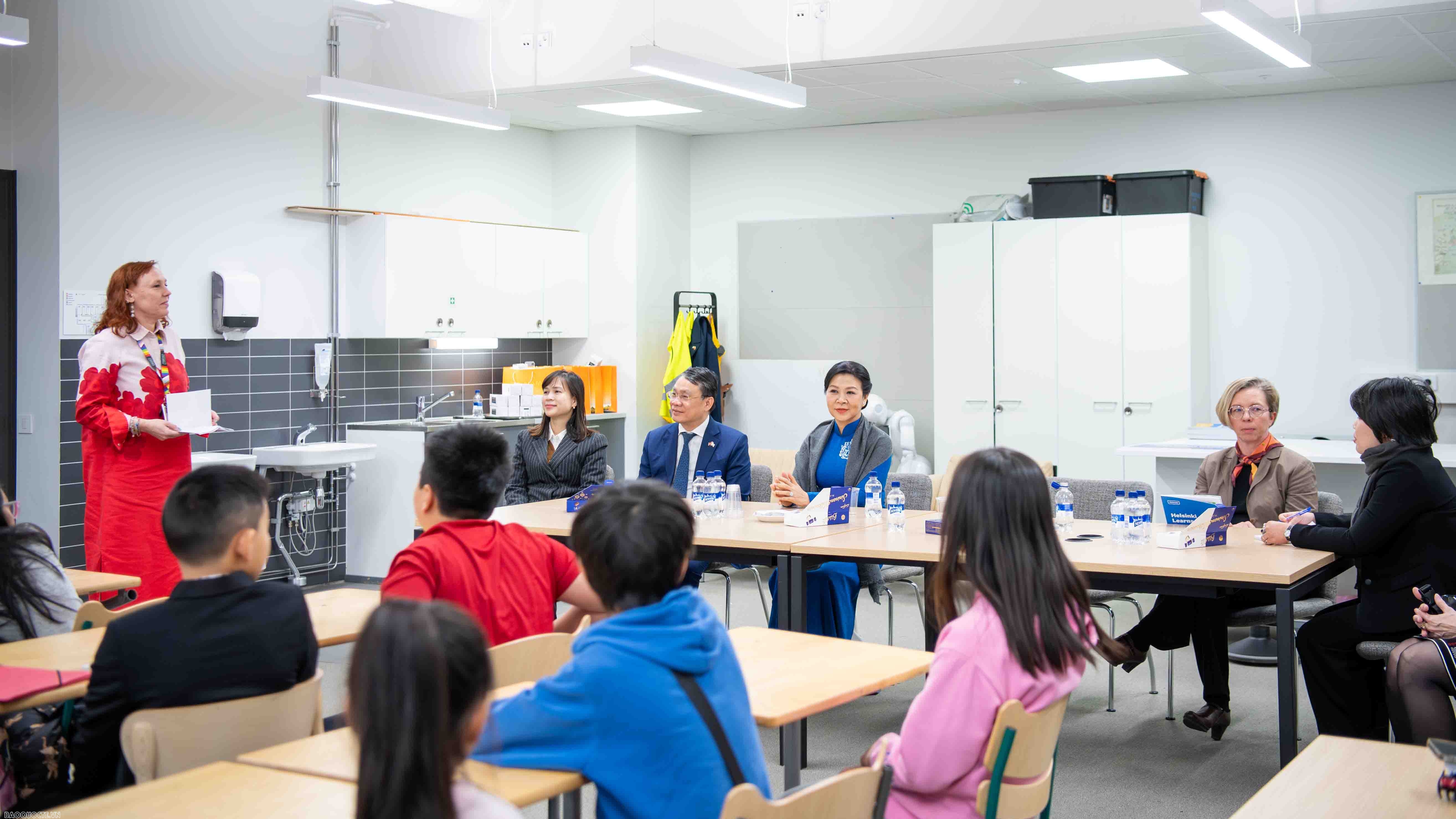 General Secretary's Spouse visits Vietnamese language class in Finland