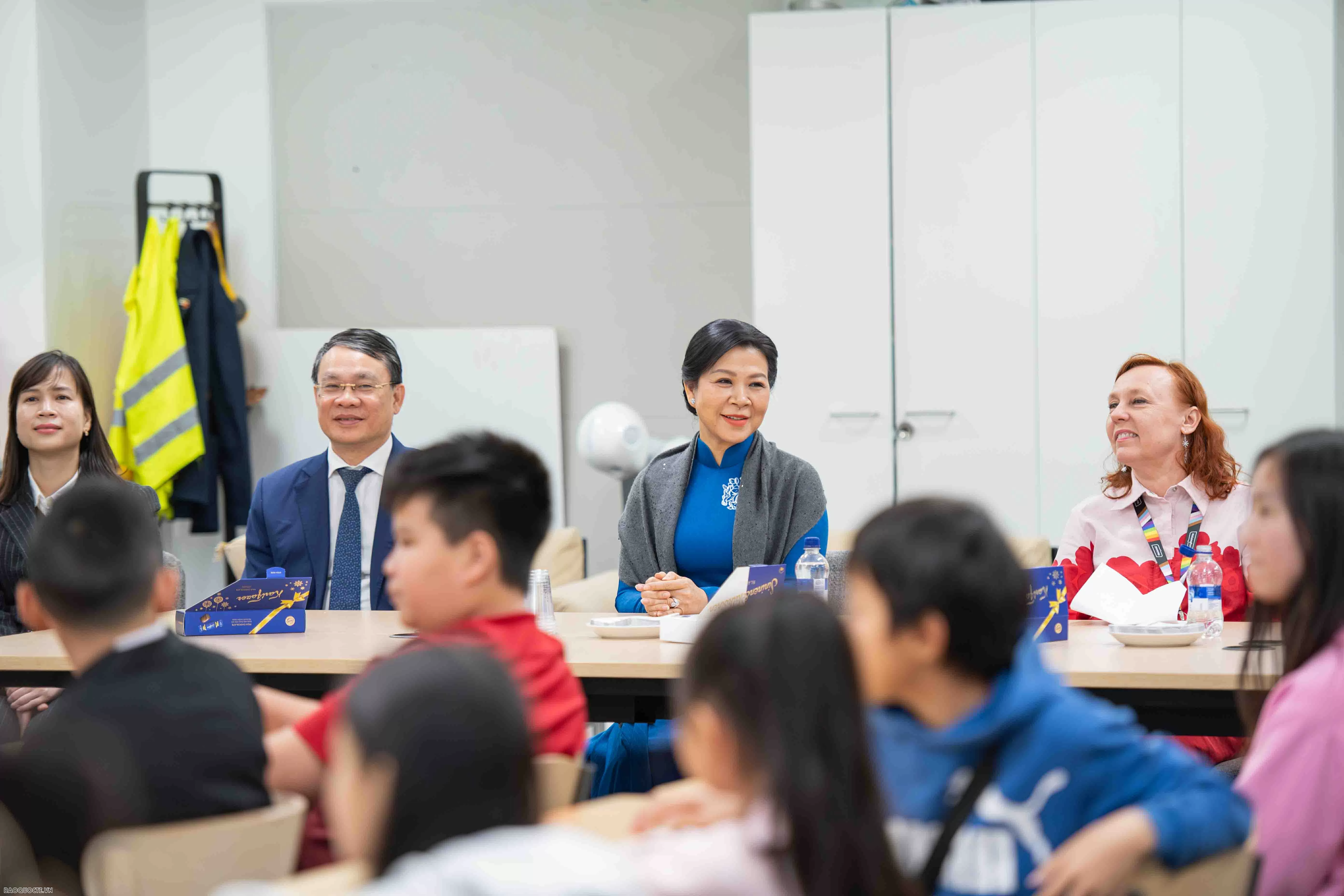 General Secretary's Spouse visits Vietnamese language class in Finland