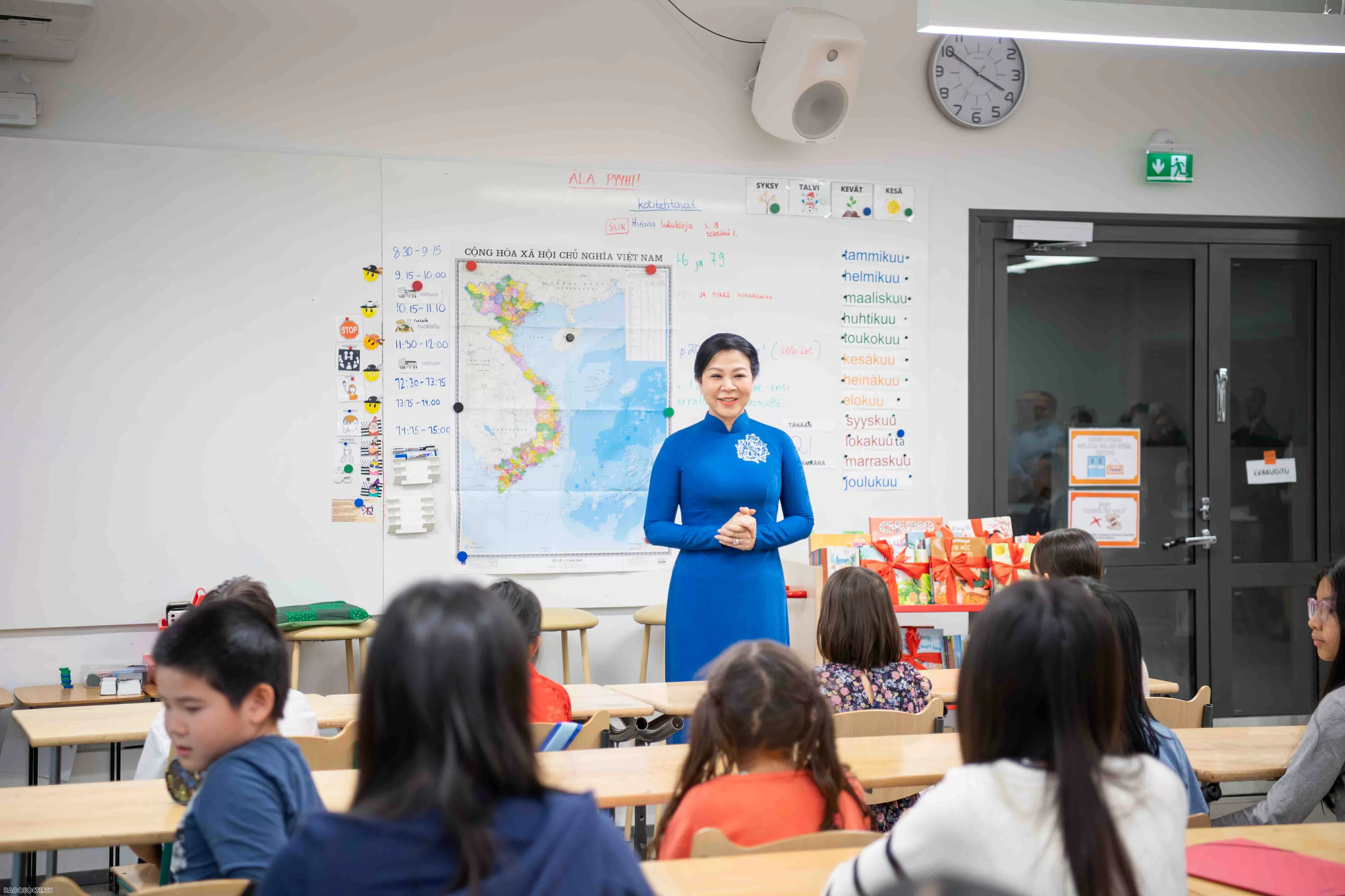 General Secretary's Spouse visits Vietnamese language class in Finland
