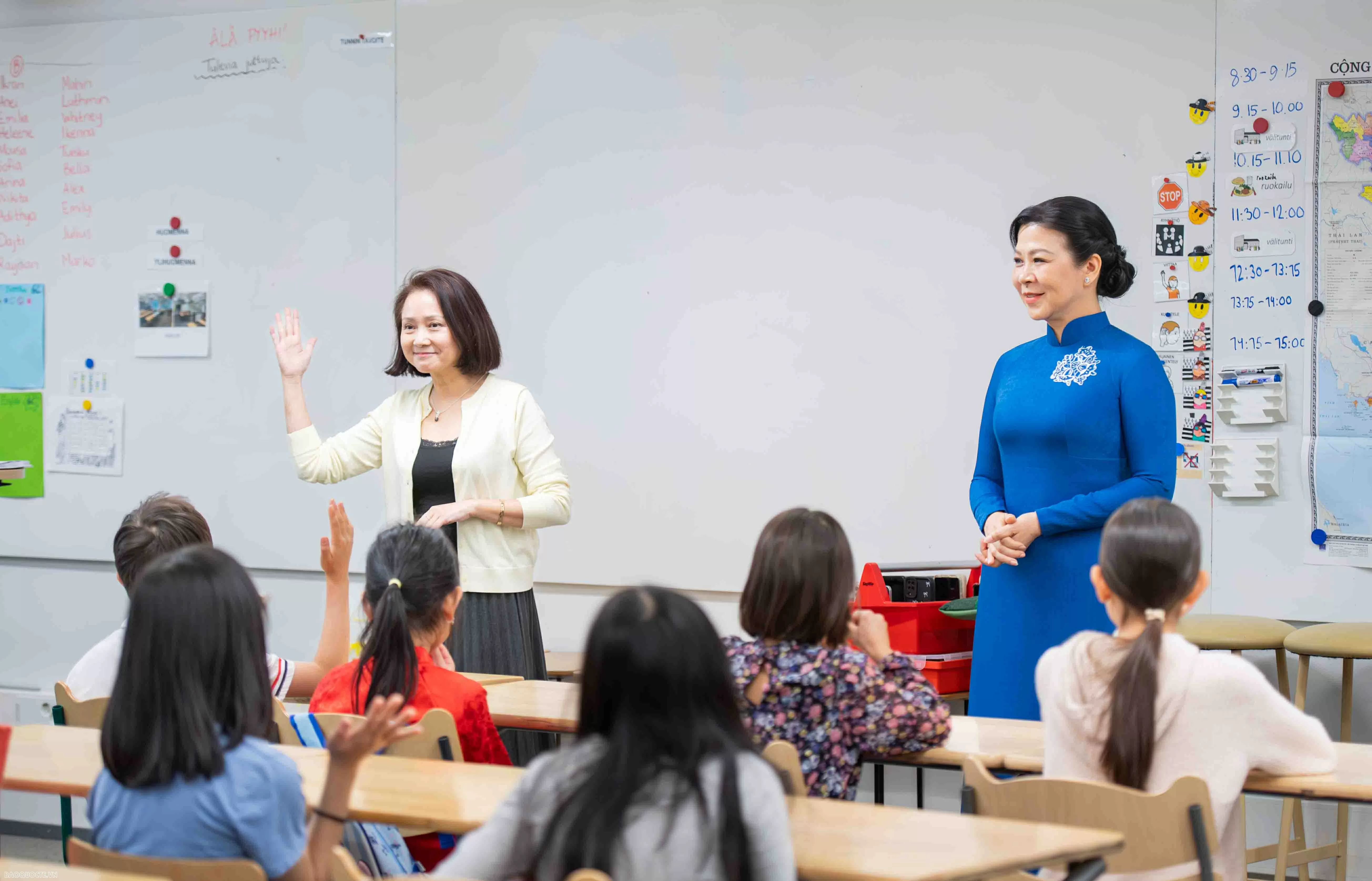 General Secretary's Spouse visits Vietnamese language class in Finland