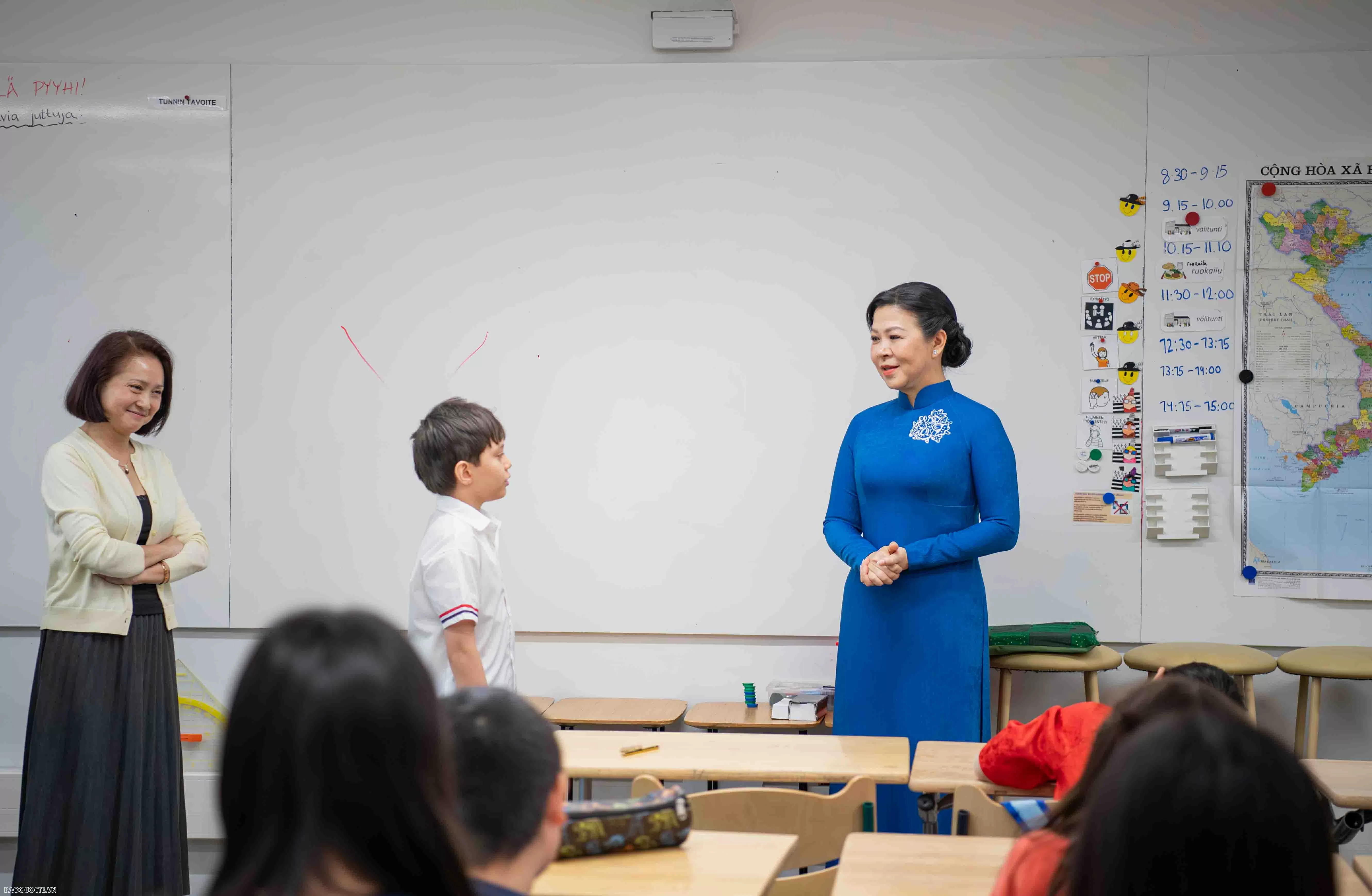 General Secretary's Spouse visits Vietnamese language class in Finland