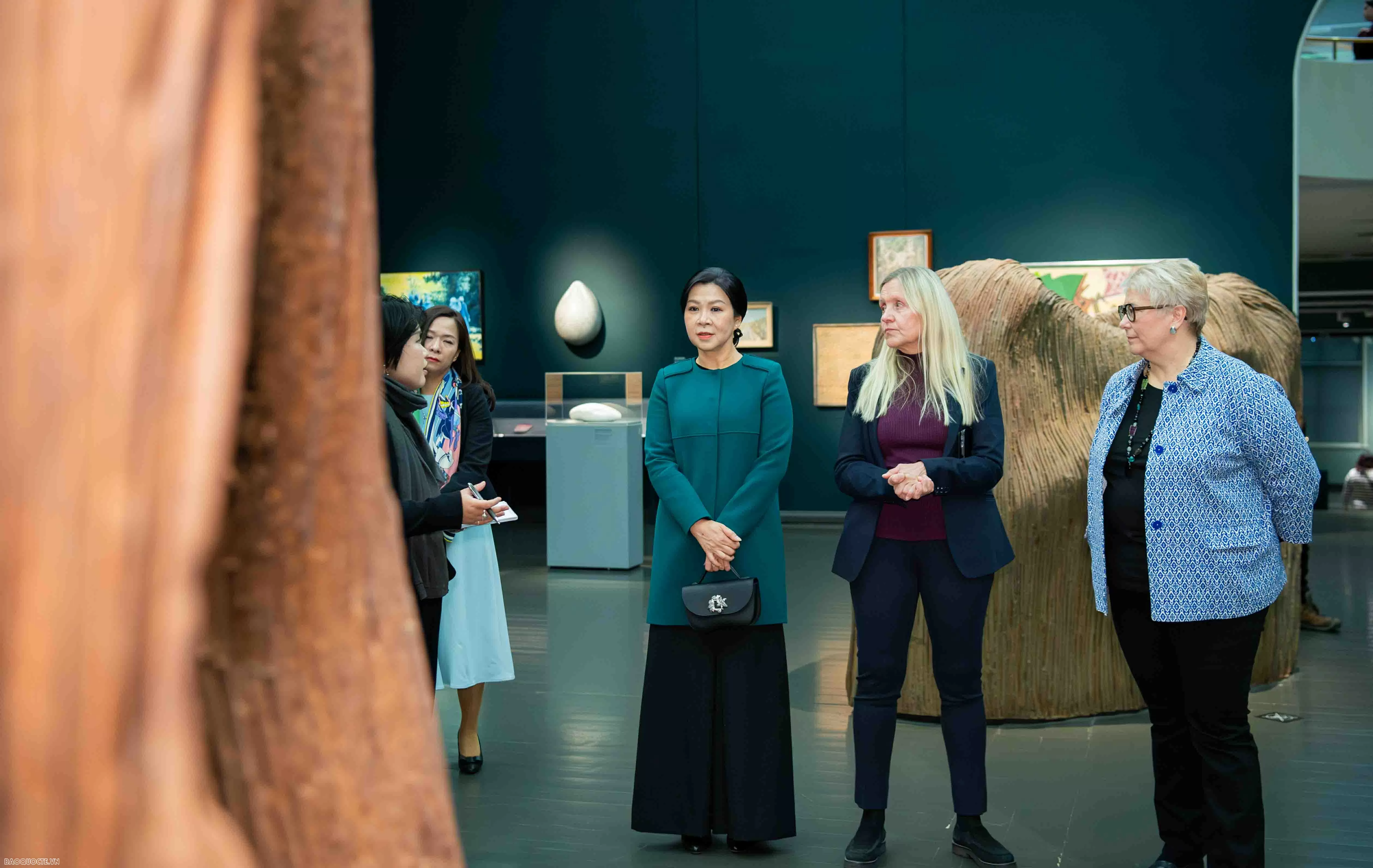 General Secretary's Spouse visits Vietnamese language class in Finland