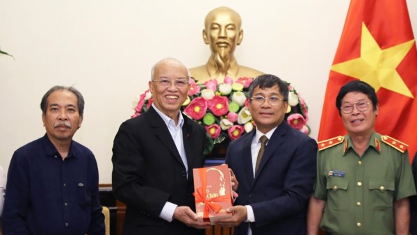 Author Trinh Quang Phu donates book on President Ho to Ministry of Foreign Affairs