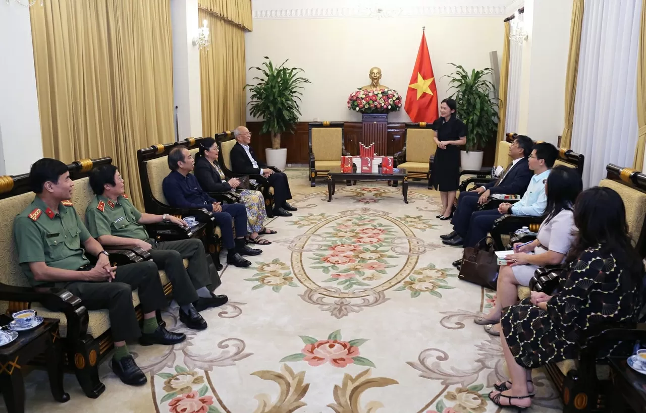 Author Trinh Quang Phu donates book on President Ho to Ministry of Foreign Affairs Author Trinh Quang Phu donates book on President Ho to Ministry of Foreign Affairs