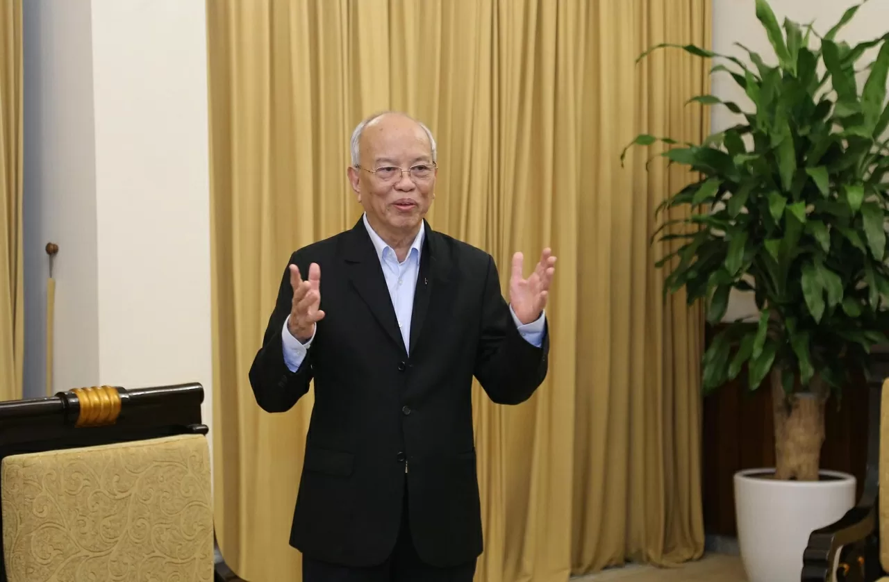 Author Trinh Quang Phu donates book on President Ho to Ministry of Foreign Affairs Author Trinh Quang Phu donates book on President Ho to Ministry of Foreign Affairs
