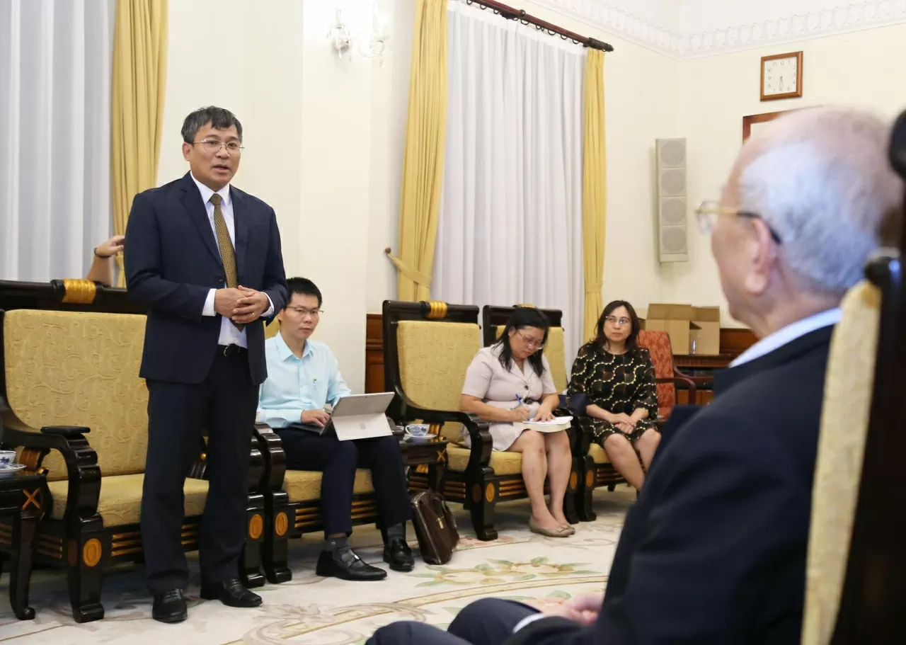 Author Trinh Quang Phu donates book on President Ho to Ministry of Foreign Affairs Author Trinh Quang Phu donates book on President Ho to Ministry of Foreign Affairs