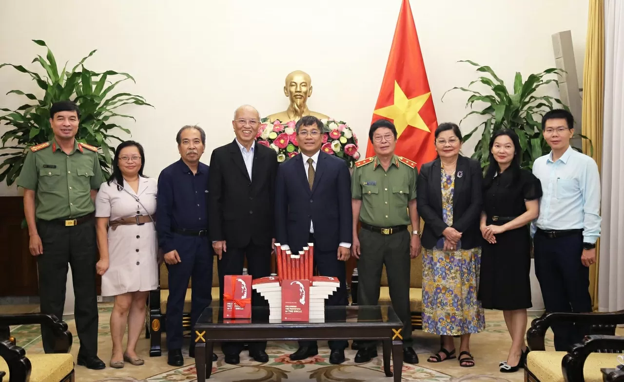 Author Trinh Quang Phu donates book on President Ho to Ministry of Foreign Affairs Author Trinh Quang Phu donates book on President Ho to Ministry of Foreign Affairs