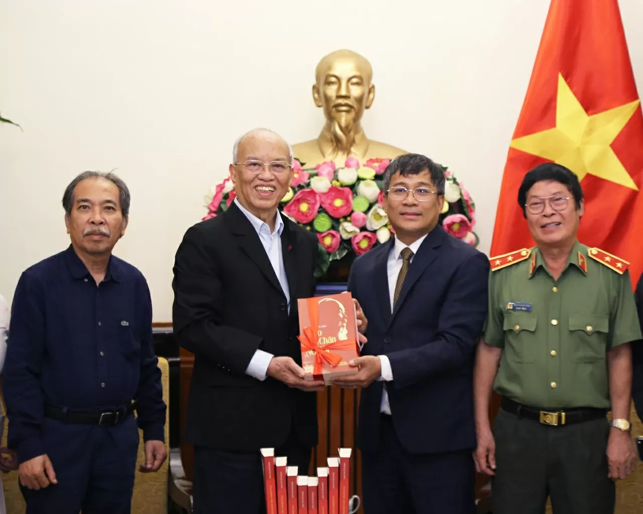 Author Trinh Quang Phu donates book on President Ho to Ministry of Foreign Affairs Author Trinh Quang Phu donates book on President Ho to Ministry of Foreign Affairs