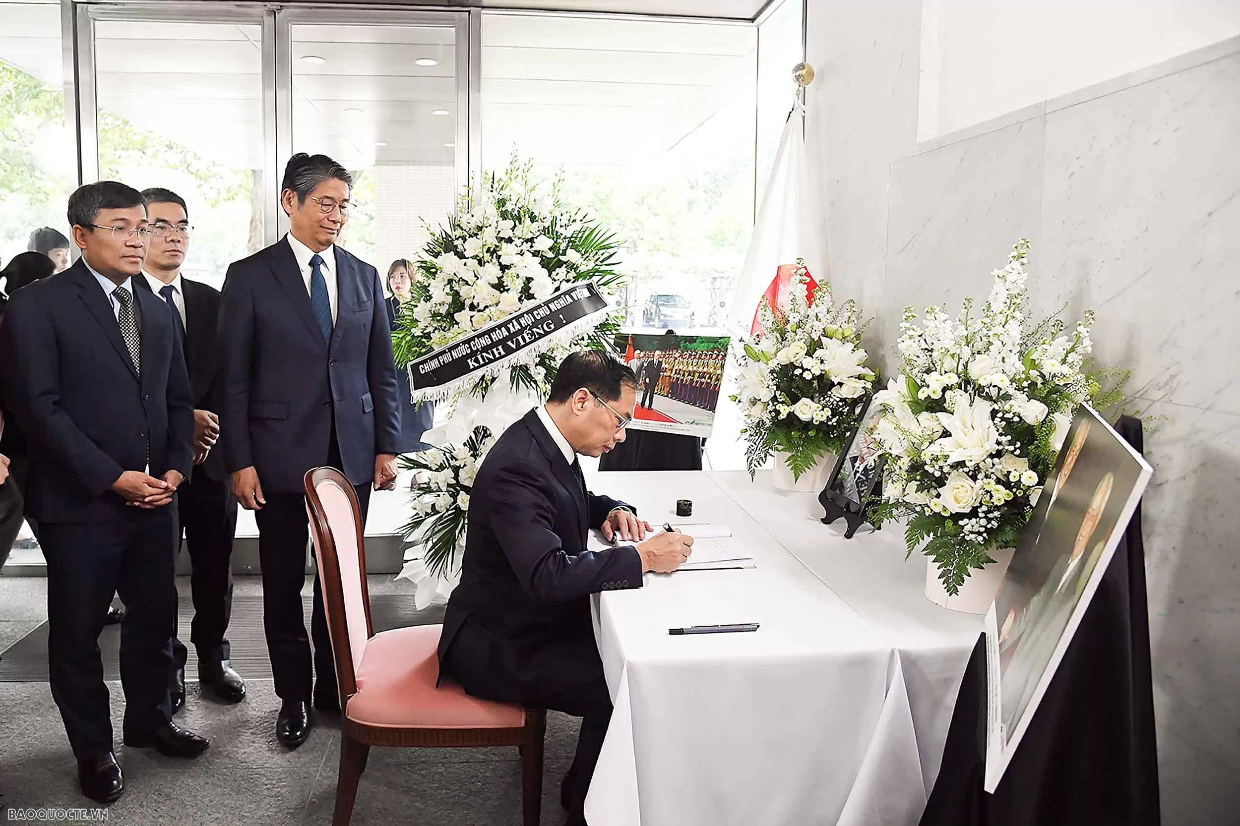 Deputy PM Bui Thanh Son pays tribute to former Japanese Prime Minister Murayama Tomiichi