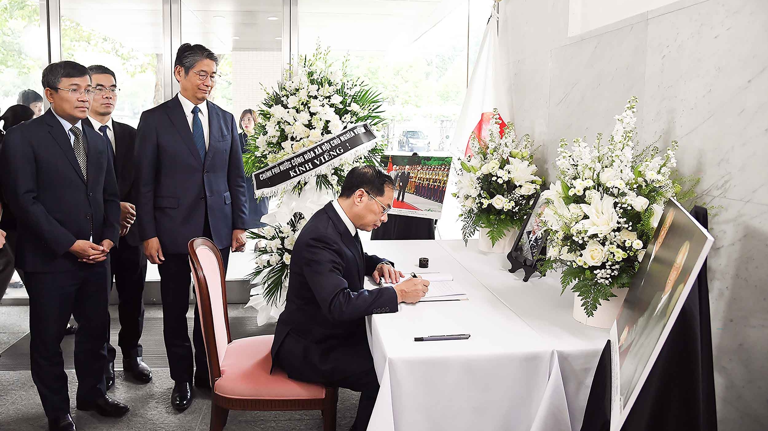 Deputy PM Bui Thanh Son pays tribute to former Japanese Prime Minister Murayama Tomiichi