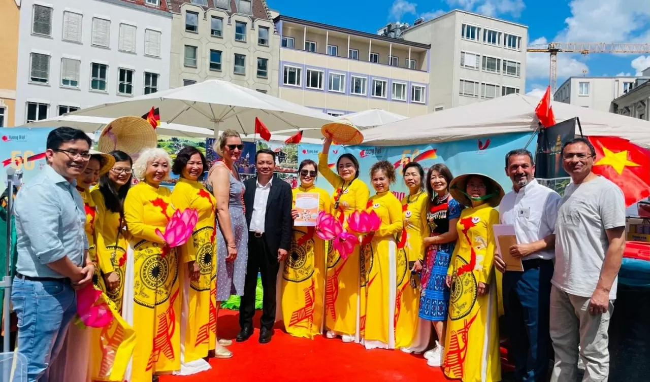 Vietnamese in Southwestern Germany send their hearts home