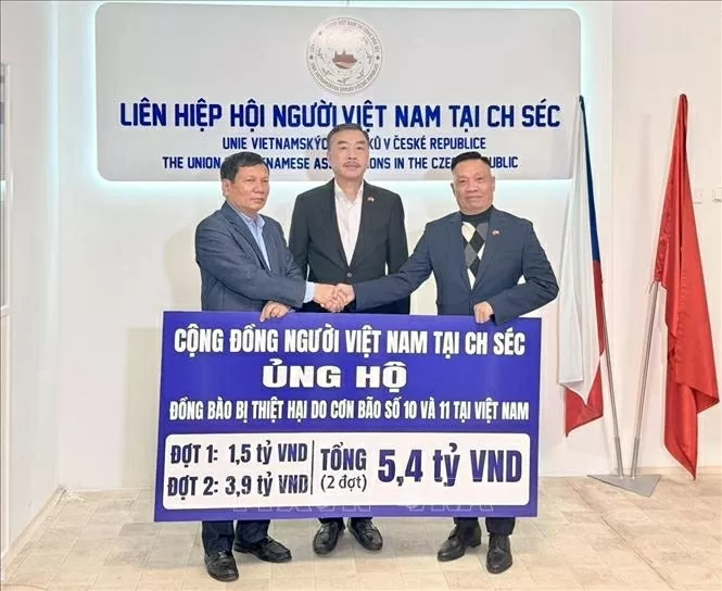 Vietnamese community in Czech donates 5.4 billion VND to support compatriots affected by typhoons