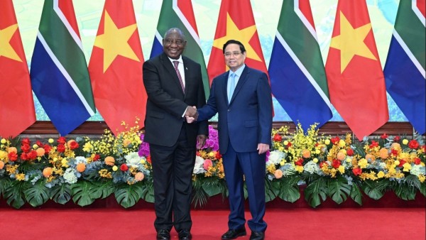 Prime Minister Pham Minh Chinh welcomes South African President Matamela Cyril Ramaphosa