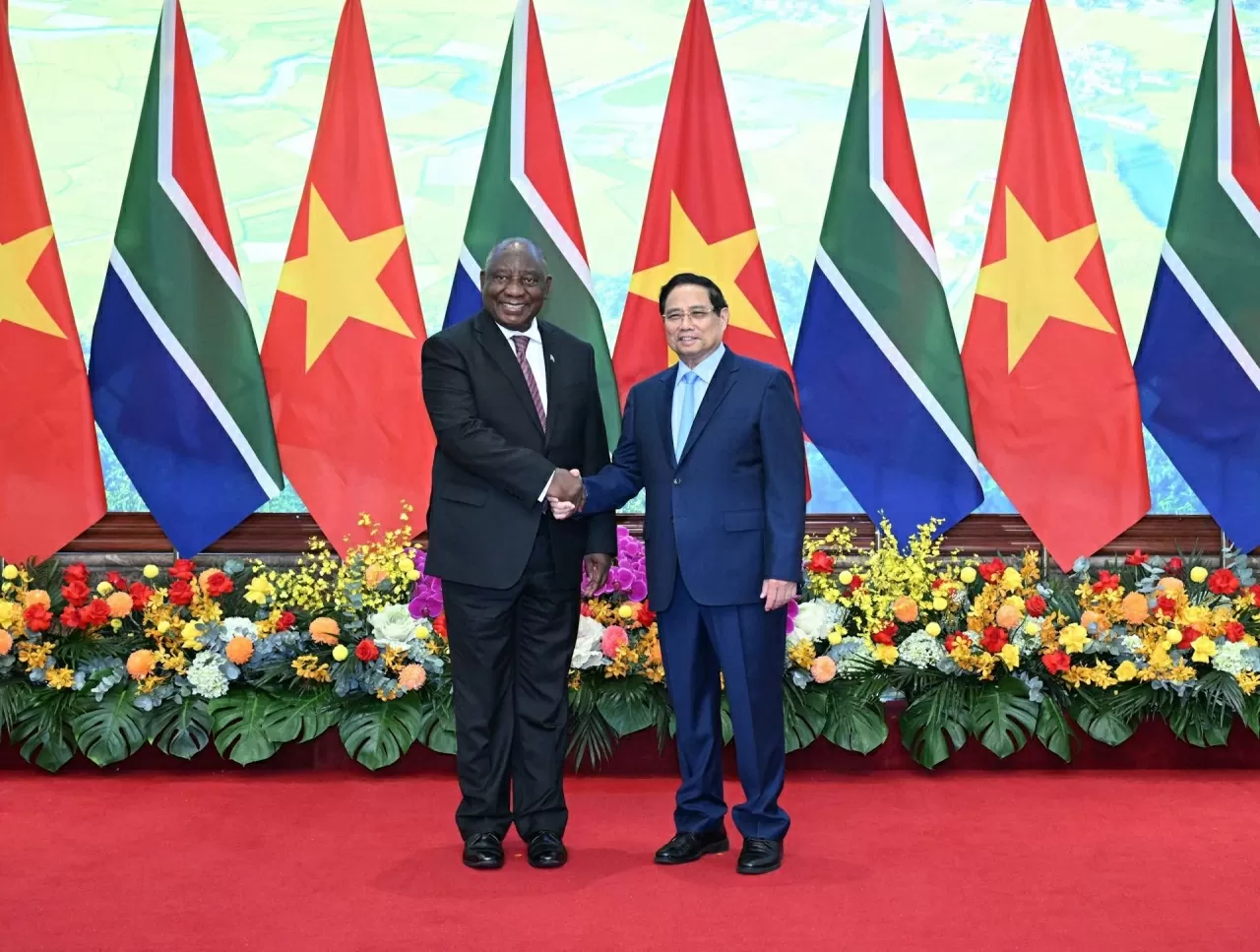 Prime Minister Pham Minh Chinh welcomes South African President Matamela Cyril Ramaphosa Prime Minister Pham Minh Chinh welcomes South African President Matamela Cyril Ramaphosa