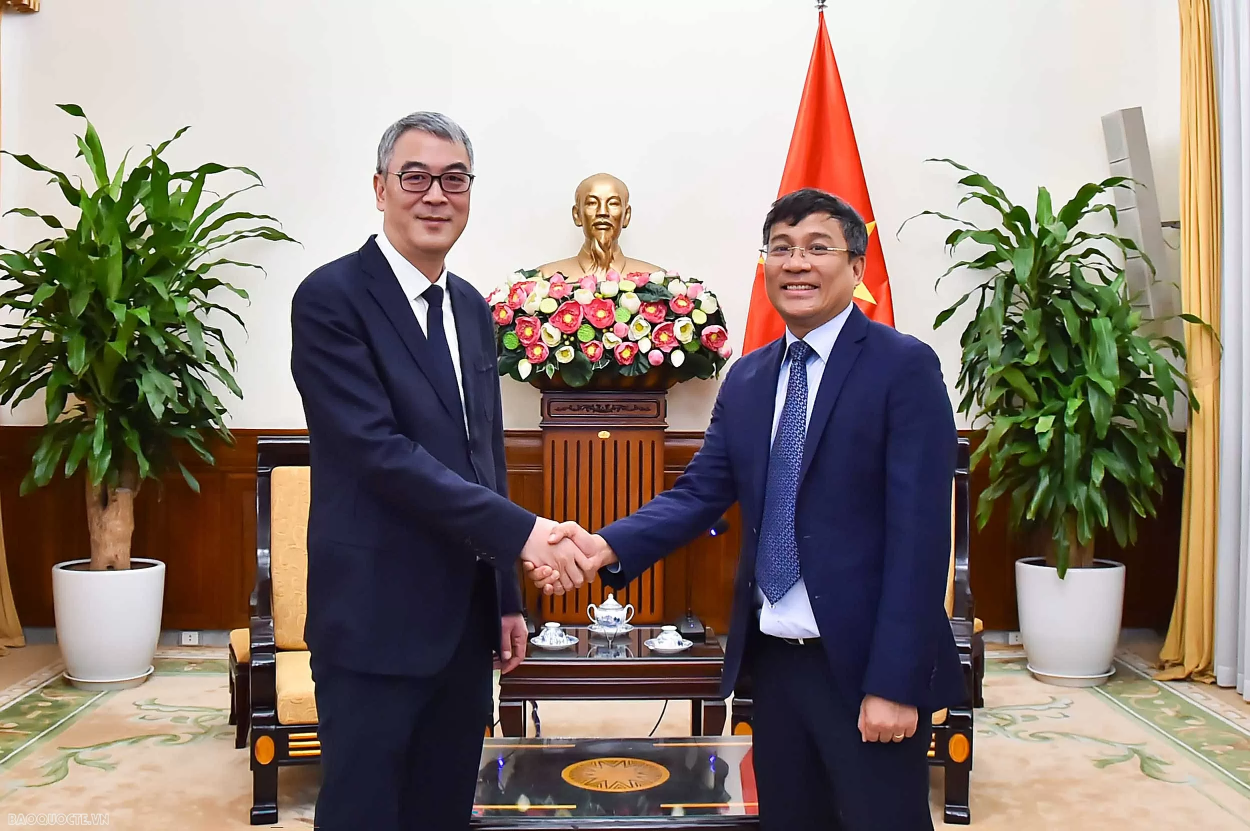 Permanent Deputy FM Nguyen Minh Vu welcomes Chongqing Deputy Mayor Xu Jian