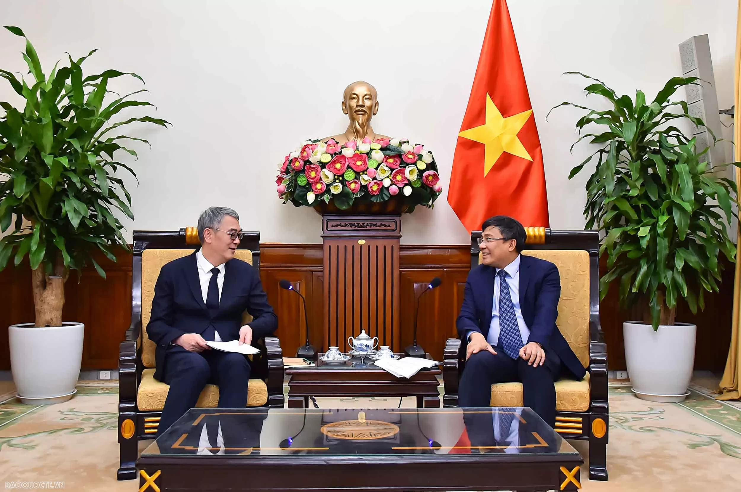 Permanent Deputy FM Nguyen Minh Vu welcomes Chongqing Deputy Mayor Xu Jian