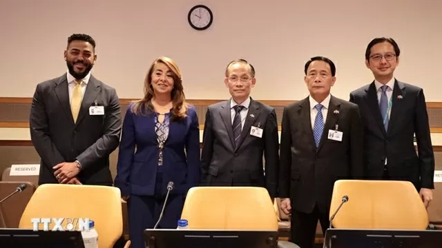Quyền Bộ trưởng Ngoại giao Lê Hoài Trung (giữa), Phó Tổng thư ký Liên hợp quốc, Giám đốc điều hành Văn phòng Liên hợp quốc về Ma túy và Tội phạm (UNODC) Ghada Waly (thứ hai từ trái sang), Thứ trưởng Bộ Công an Lê Quốc Hùng (thứ hai từ phải sang) đồng chủ 