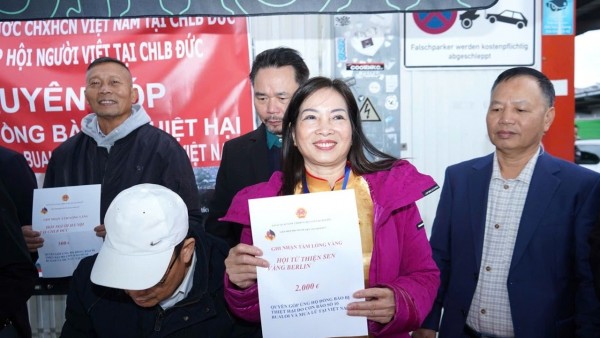 Vietnamese Embassy and Vietnamese community in Germany send 3.7 billion VND to support flood-affected compatriots