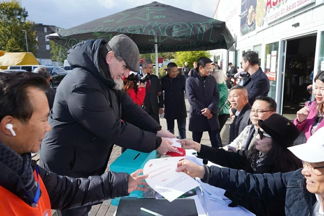 Vietnamese Embassy and Vietnamese community in Germany send 3.7 billion VND to support flood-affected compatriots