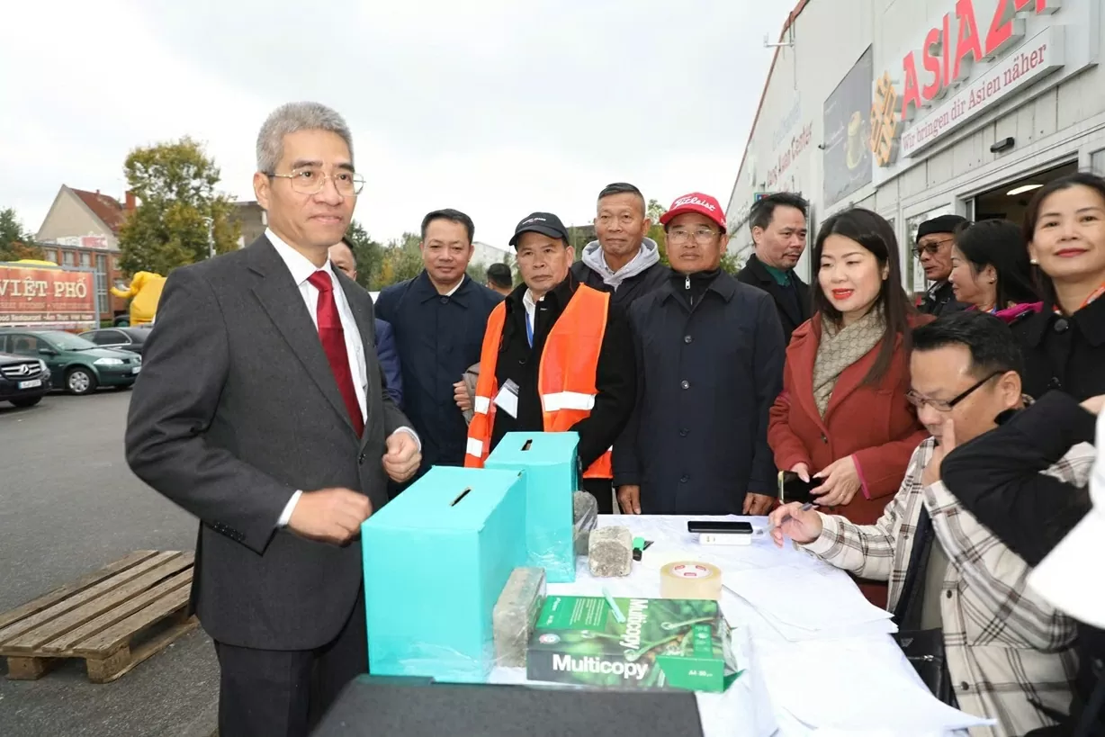 Vietnamese Embassy and Vietnamese community in Germany send 3.7 billion VND to support flood-affected compatriots